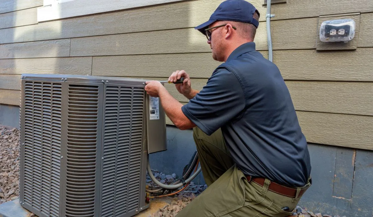 Image of an Elkhorn HVAC technician